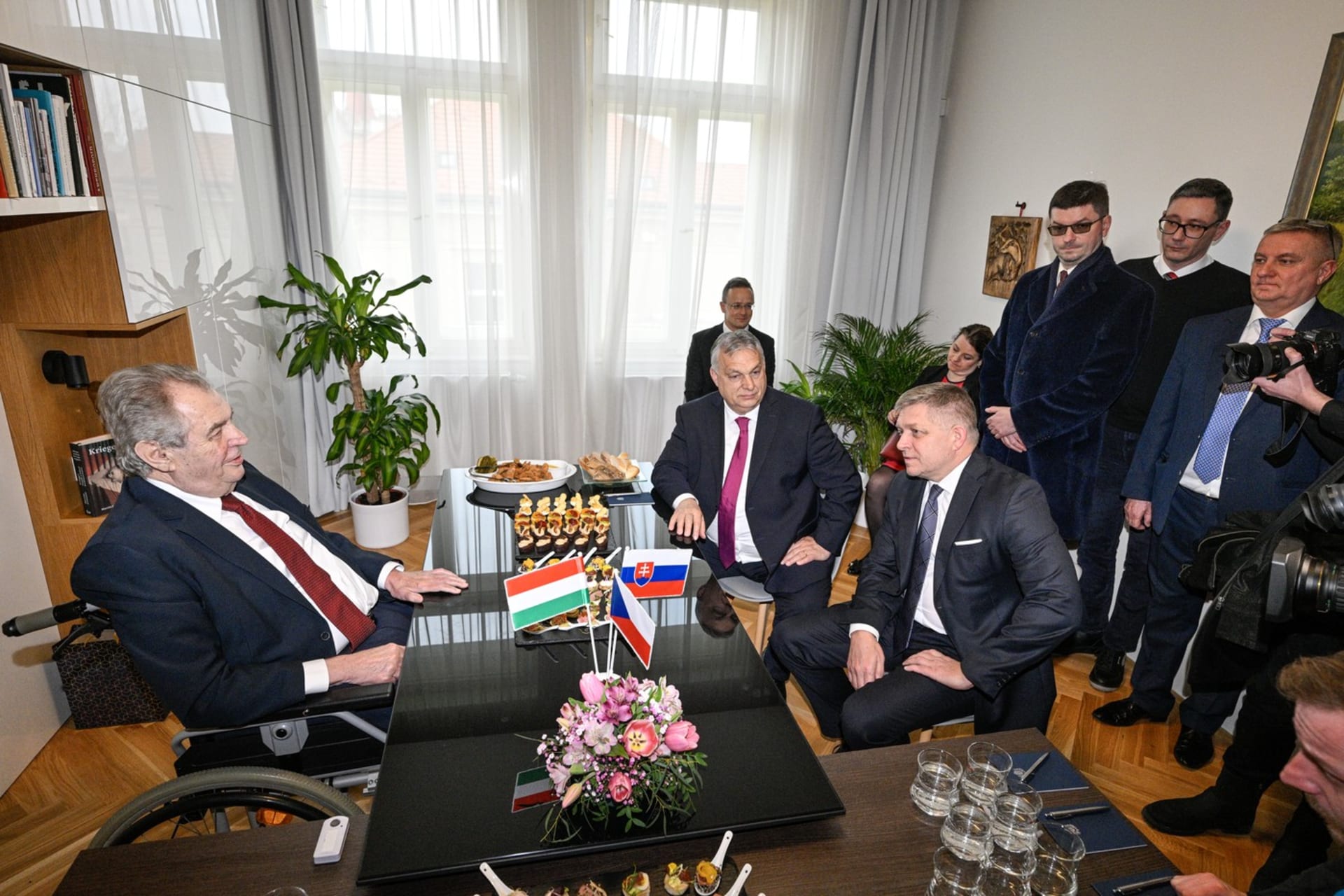 Miloš Zeman se ve své kanceláři setkal se slovenským premiérem Robertem Ficem a s předsedou maďarské vlády Viktorem Orbánem.