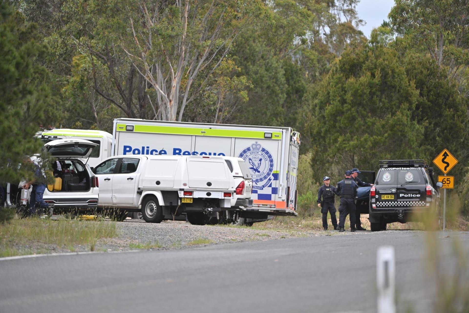 Australská policie při pátrání po tělech televizní hvězdy Jesse Bairda a jeho přítele Luka Daviese 