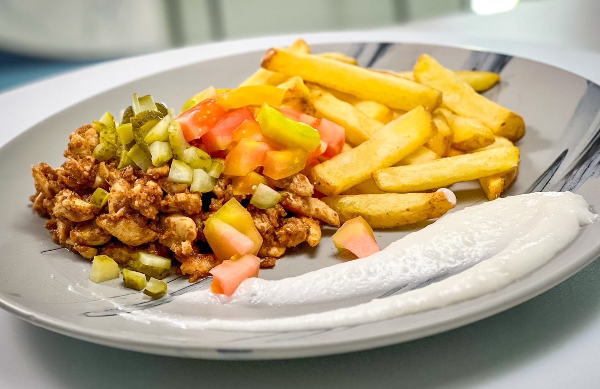 VE VARU: Kuřecí shawarma s česnekovou pastou a domácími hranolky