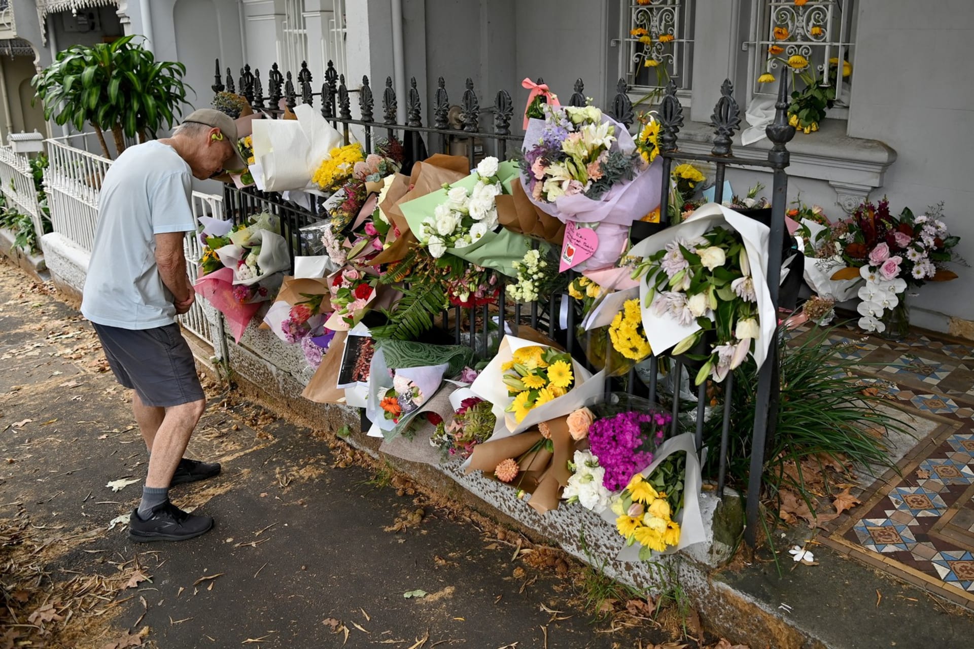 Fanoušci uctívají památku zemřelých mužů před jejich domem v Sydney.