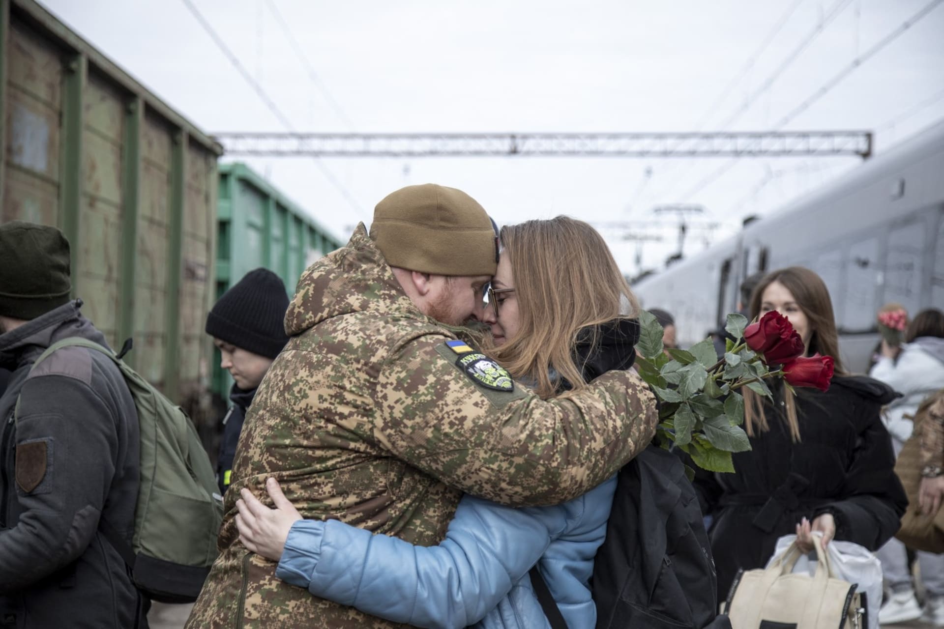 Ukrajinský voják se svou milou na nádraží v Kramatorsku