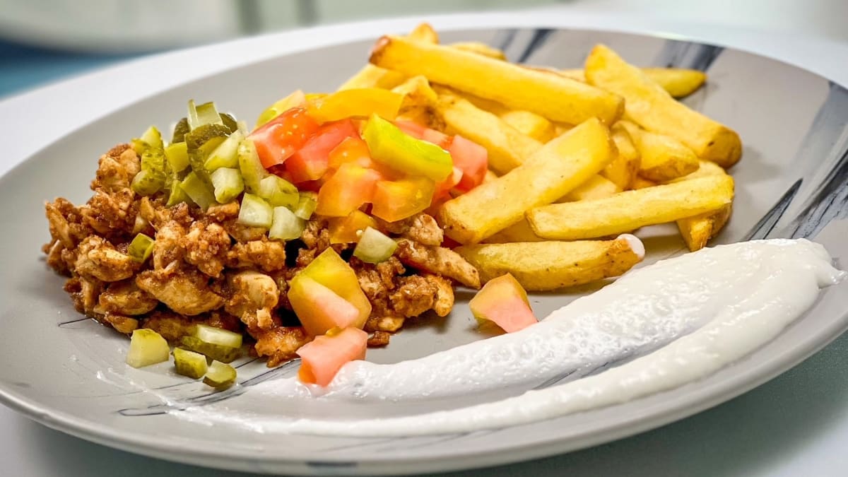VE VARU: Kuřecí shawarma s česnekovou pastou a domácími hranolky