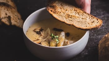 Chlebová polévka s pečenou cibulí, šalvějí a chlebovou drobenkou