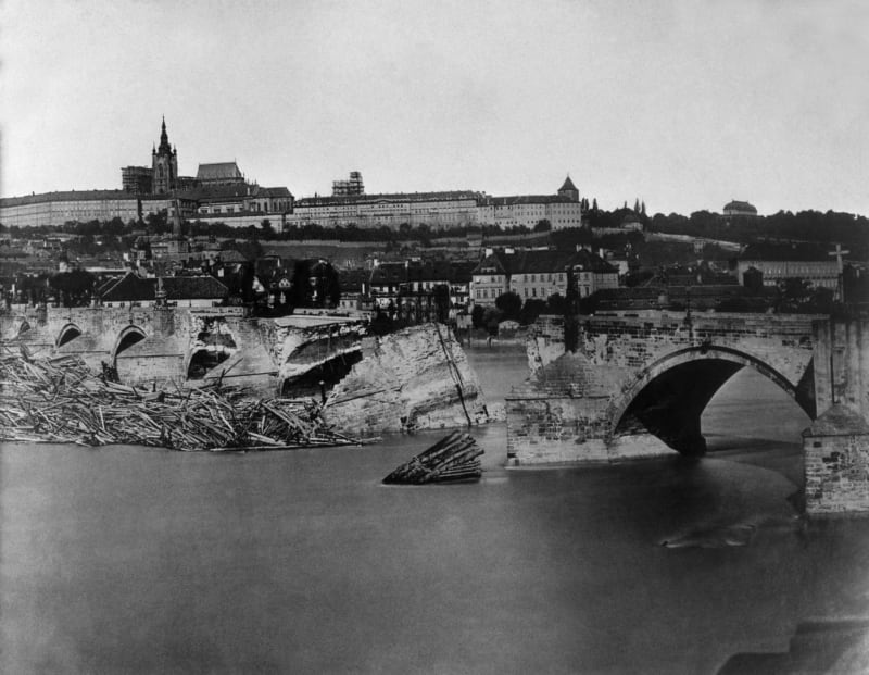 I v roce 1890 velká voda most poničila, ve vlnách tehdy zmizela i čtyři sousoší