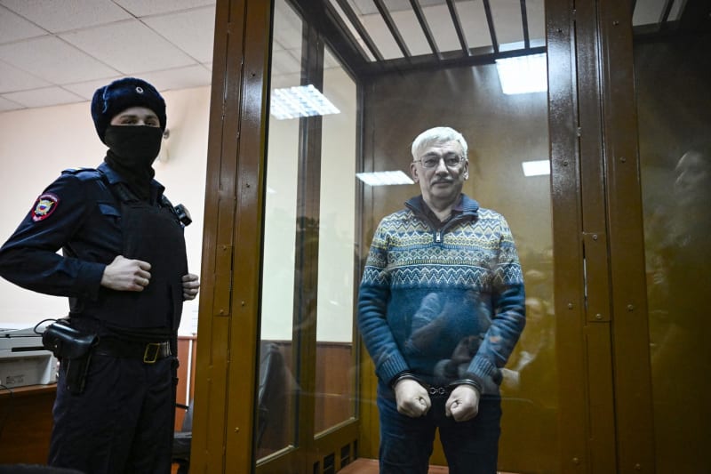 Aktivista Oleg Orlov u soudu (27. 2. 2024)