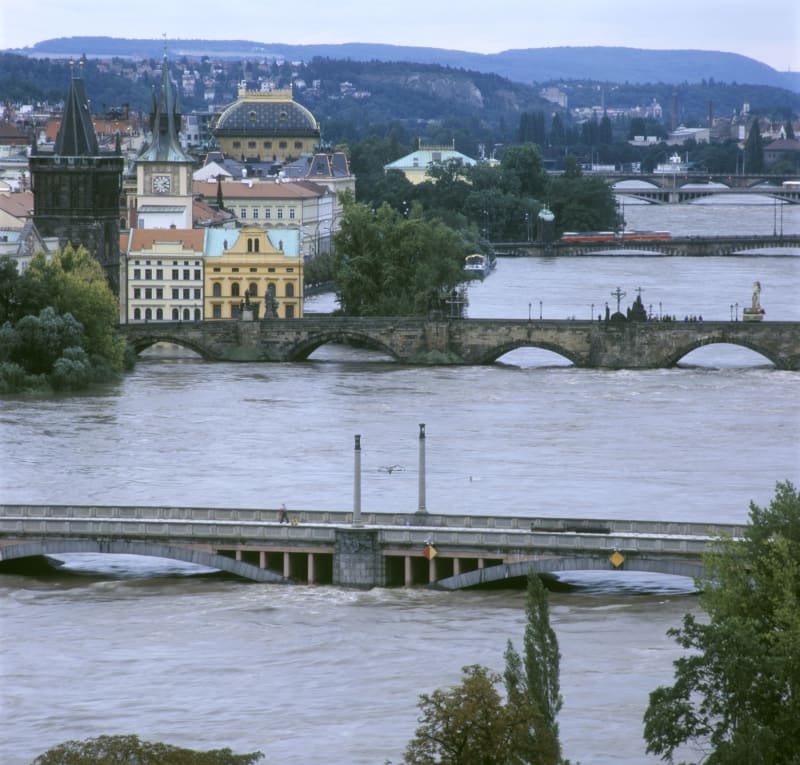 Karlův most při povodních v roce 2002