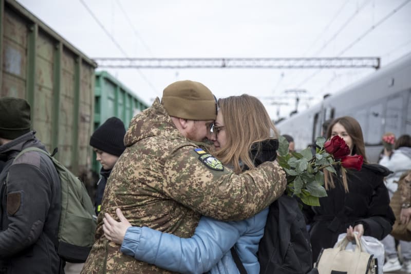 Ukrajinský voják se svou milou na nádraží v Kramatorsku