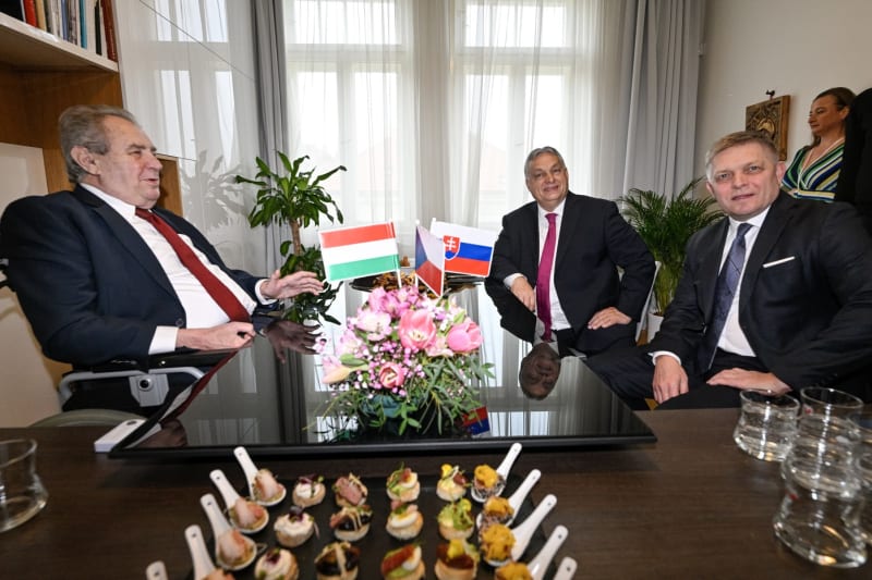 Bývalý prezident Miloš Zeman se v úterý odpoledne ve své kanceláři v pražských Dejvicích setkal se slovenským premiérem Robertem Ficem a s předsedou maďarské vlády Viktorem Orbánem.