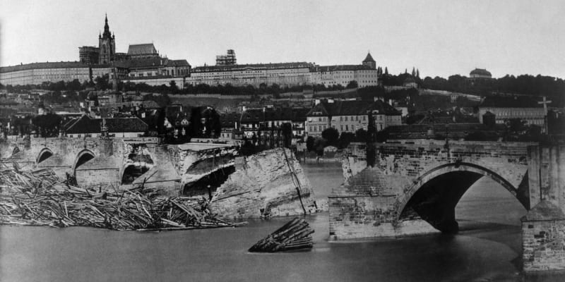 I v roce 1890 velká voda most poničila, ve vlnách tehdy zmizela i čtyři sousoší