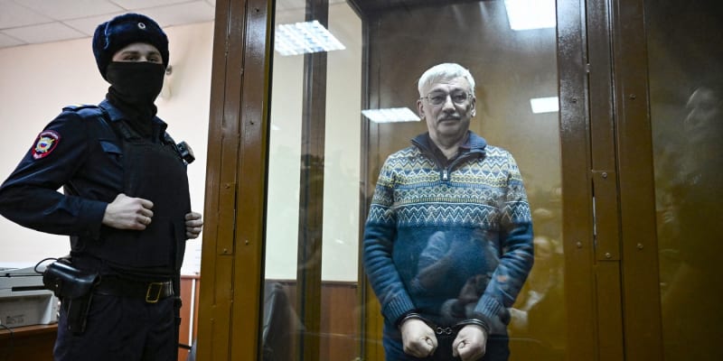 Aktivista Oleg Orlov u soudu (27. 2. 2024)