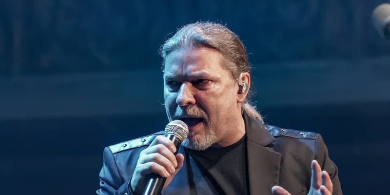 Petr Kolář je oblíbený český zpěvák.