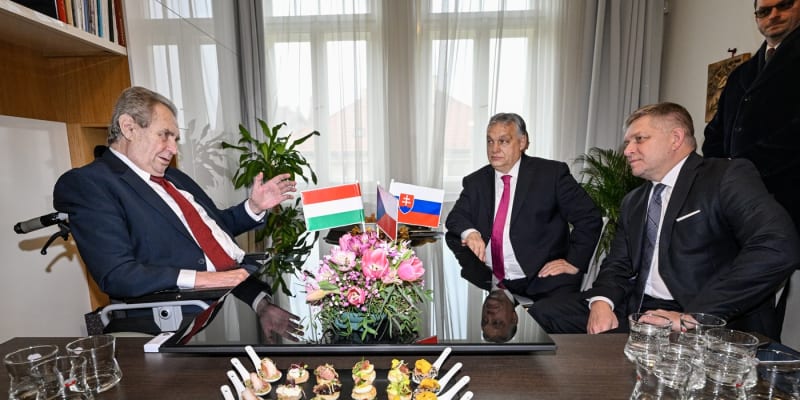 Miloš Zeman se ve své kanceláři setkal se slovenským premiérem Robertem Ficem a s předsedou maďarské vlády Viktorem Orbánem.