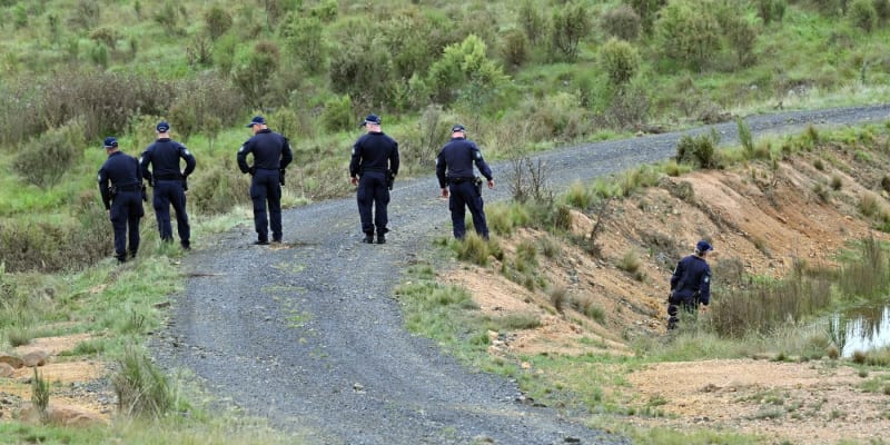 Australská policie při pátrání po tělech televizní hvězdy Jesse Bairda a jeho přítele Luka Daviese 