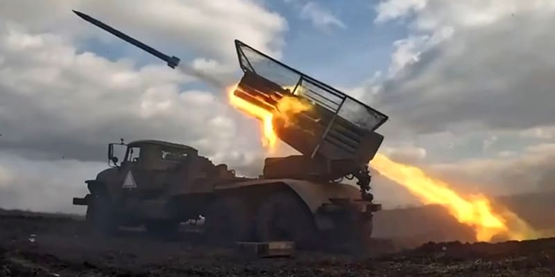 Ruský raketomet BM-21 Grad na frontě v Záporožské oblasti