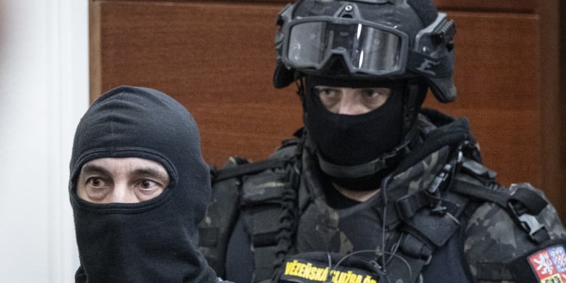 Obžalovaný Jan Chalupa (vlevo) u krajského soudu, 27. února 2024, Liberec. 