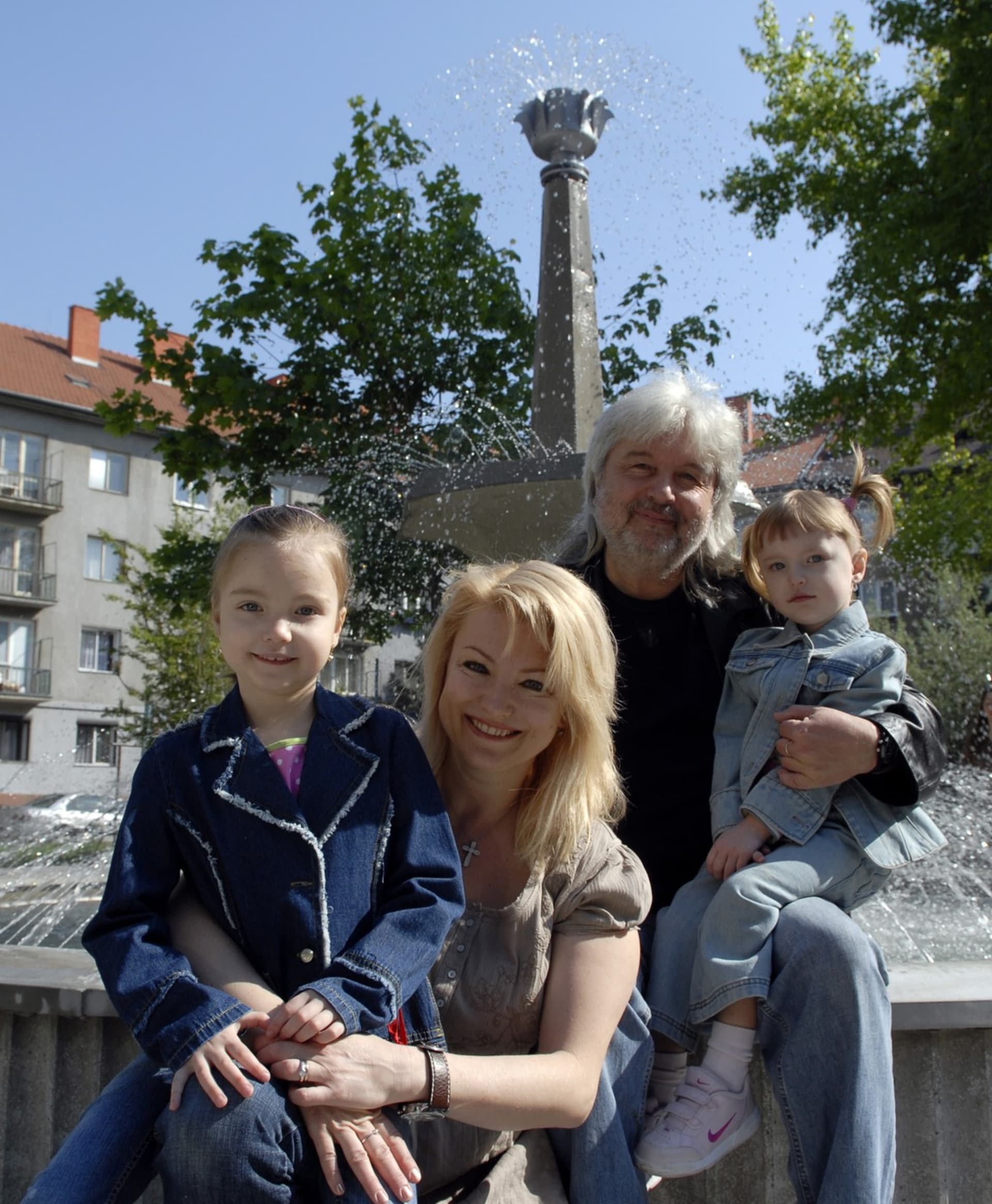 Eva Vejmělková na archivním snímku se svou milovanou rodinou, manželem Dušanem a dcerami Ritou a Tarou. 