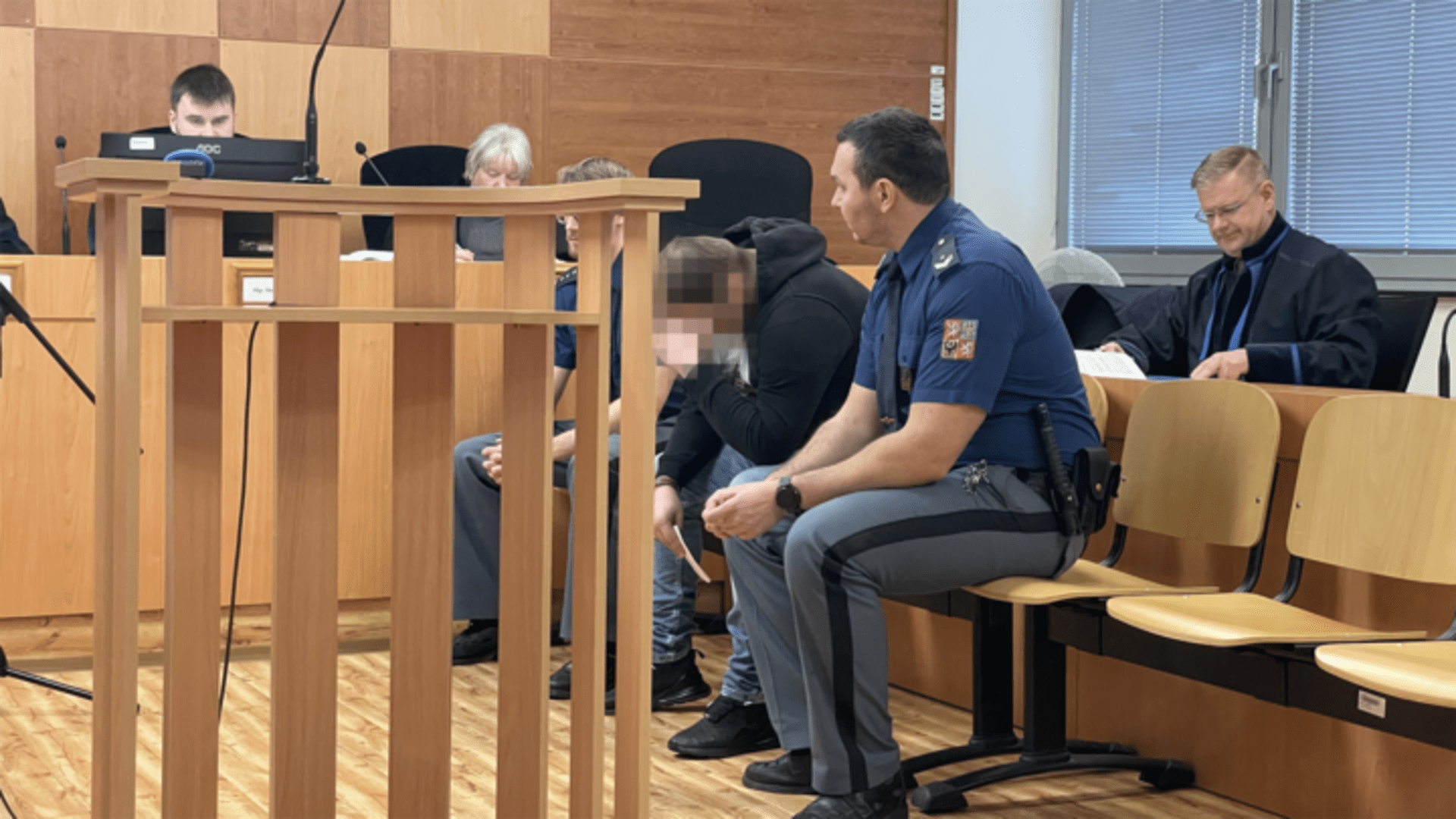 Muž se před soudem zodpovídá ze zabití čtyřletého dítět.