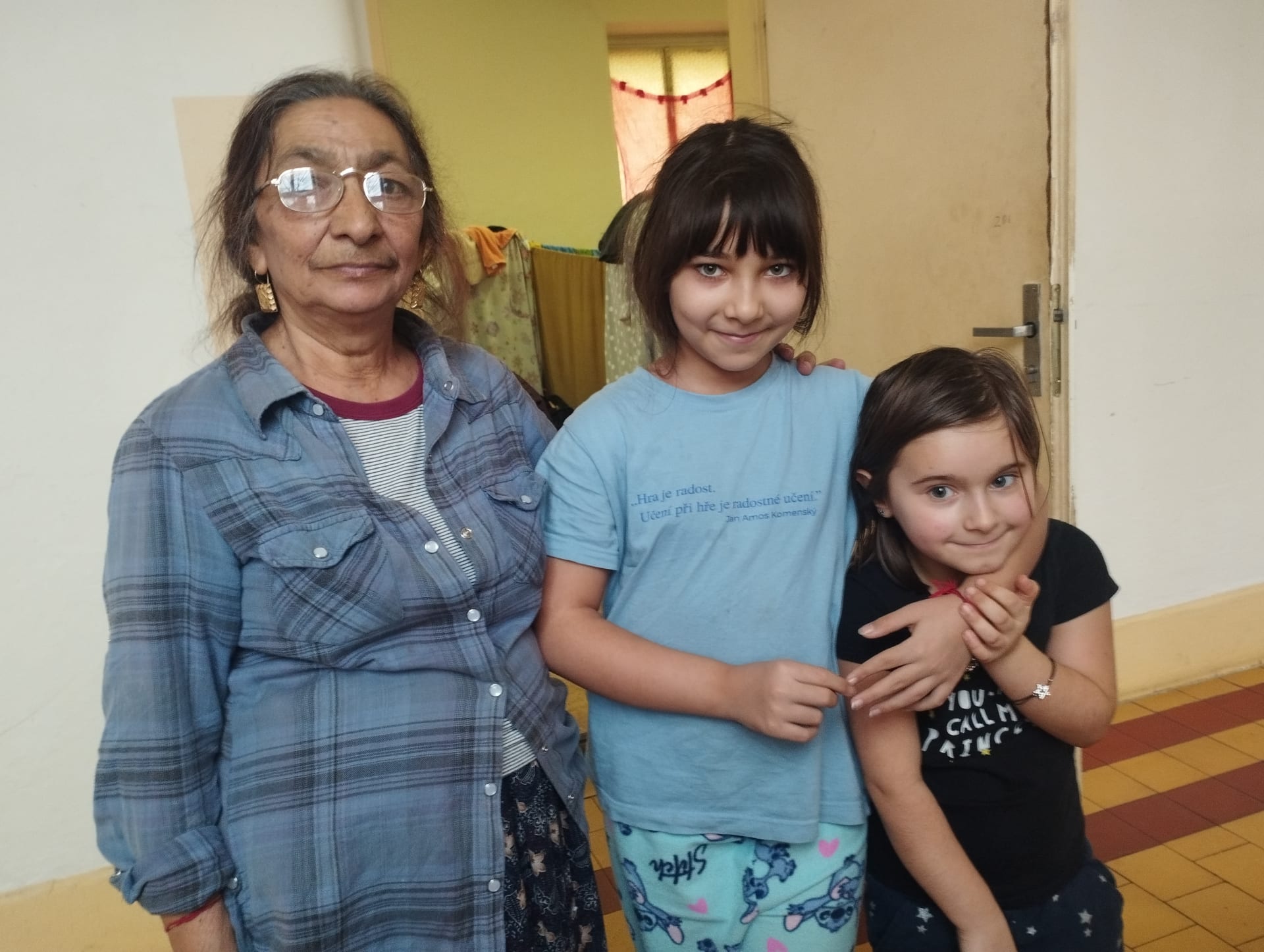 67letá Galina Lebeděva s 11letou vnučkou Veronikou (uprostřed), které utekly z bitvy o Sumy na Ukrajině, prožily téměř dva roky v nedůstojných podmínkách kasáren v Brně. Také na společném pokoji s 15 muži.