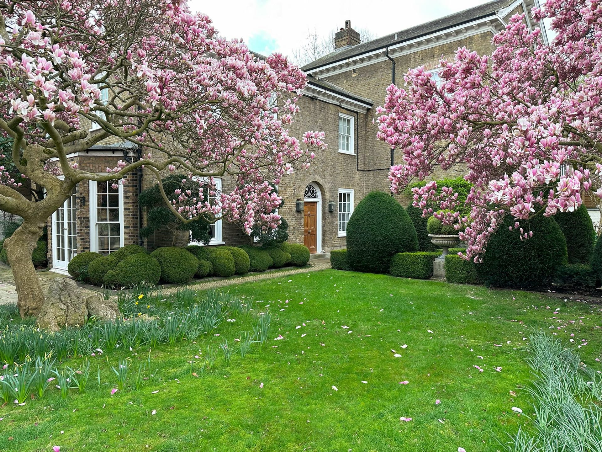 Zahrada v londýnském domě Freddieho Mercuryho