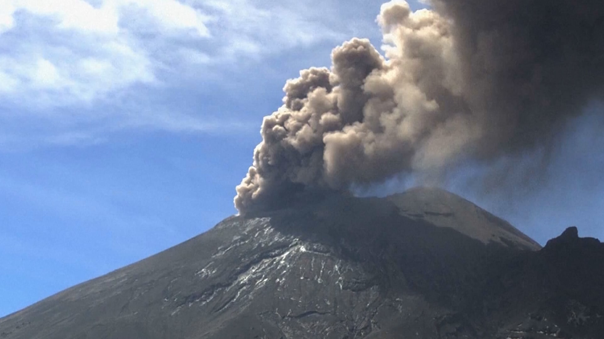 Sopka loni v květnu chrlila velké množství popelu, zrušeny byly stovky letů.