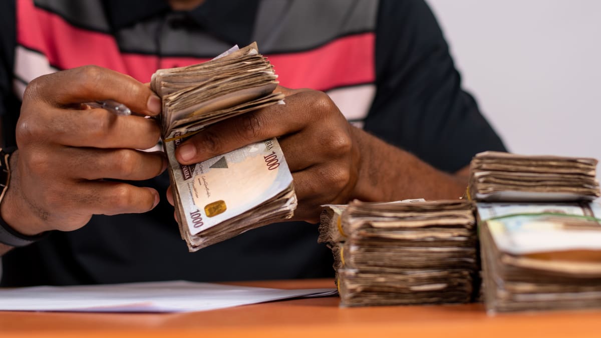 Nigerijec počítá peníze