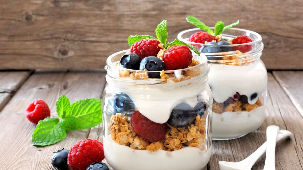 Bílý jogurt s granolou a ovoce je skvělá snídaně