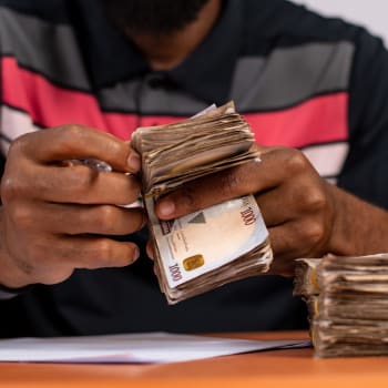 Nigerijec počítá peníze