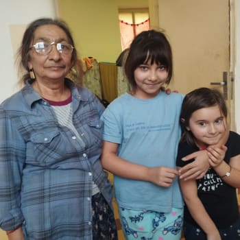 67letá Galina Lebeděva s 11letou vnučkou Veronikou (uprostřed), které utekly z bitvy o Sumy na Ukrajině, prožily téměř dva roky v nedůstojných podmínkách kasáren v Brně. Také na společném pokoji s 15 muži.