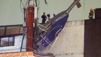 Drama v Kolumbii: Vrtulník zůstal zapíchnutý za anténou, pád z nebe zachytila kamera