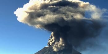 Mexiko se zahalilo do šedé. Sopka Popocatépetl chrlí popel a dým, úřady vydaly varování