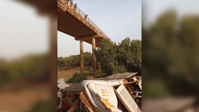 V Mali se z mostu zřítil autobus.