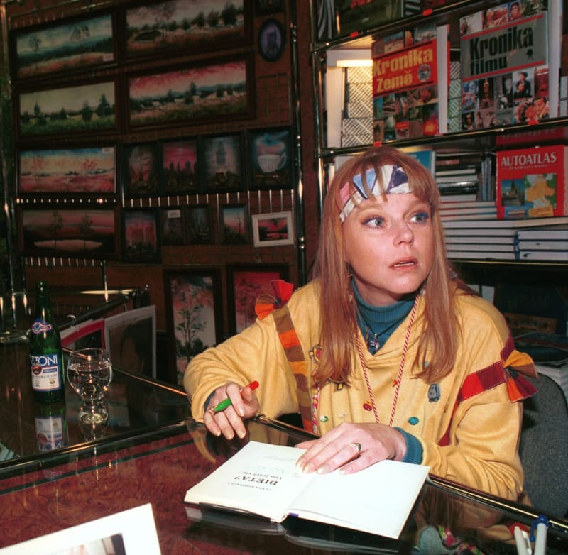 Lenka Kořínková na autogramiádě své knihy. 