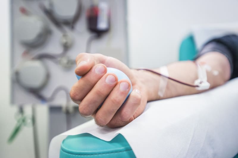 Mnohým pacientům se vzácným onemocněním pomáhají léky z krevní plazmy.