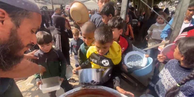 V Pásmu Gazy dochází jídlo. O balíčky s pomocí se vedou brutální boje