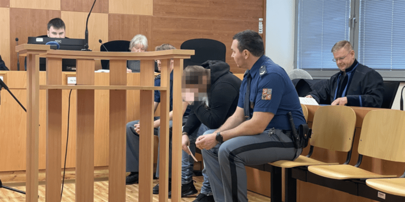 Muž se před soudem zodpovídá ze zabití čtyřletého dítět.