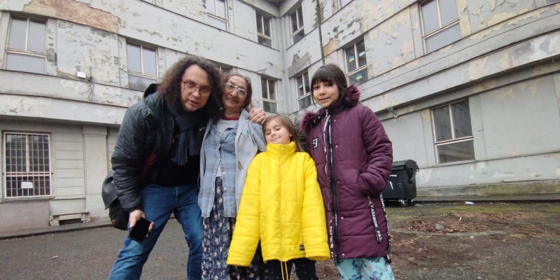 67letá Galina Lebeděva s 11letou vnučkou Veronikou (vpravo), které utekly z bitvy o Sumy na Ukrajině, prožily téměř dva roky v nedůstojných podmínkách kasáren v Brně. Také na společném pokoji s 15 muži.