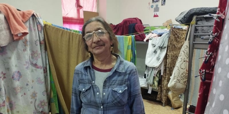67letá Galina Lebeděva s 11letou vnučkou Veronikou, které utekly z bitvy o Sumy na Ukrajině, prožily téměř dva roky v nedůstojných podmínkách kasáren v Brně. Také na společném pokoji s 15 muži.