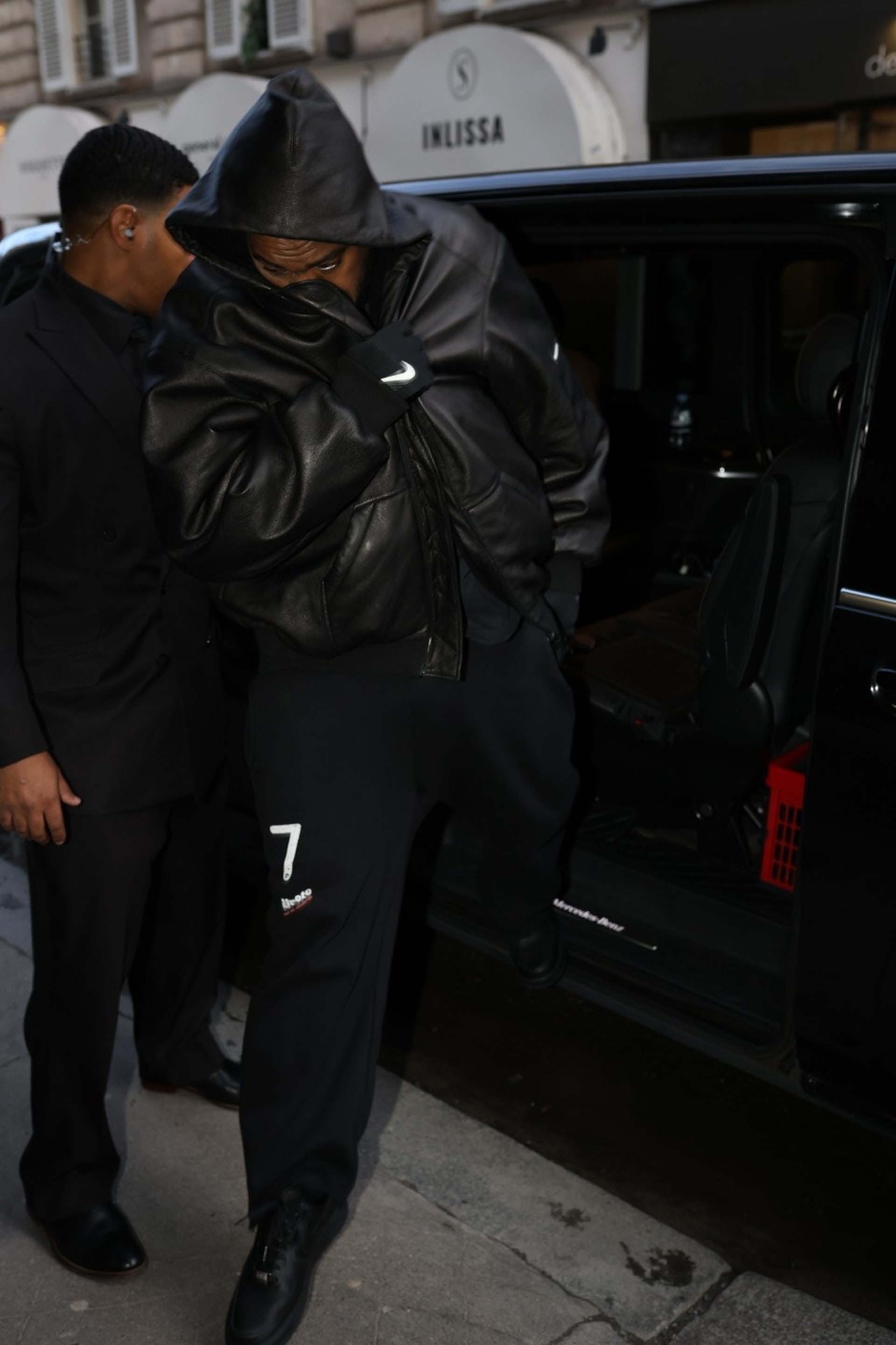 Kanye West se po jejím boku jako vždy objevil zcela zahalený.