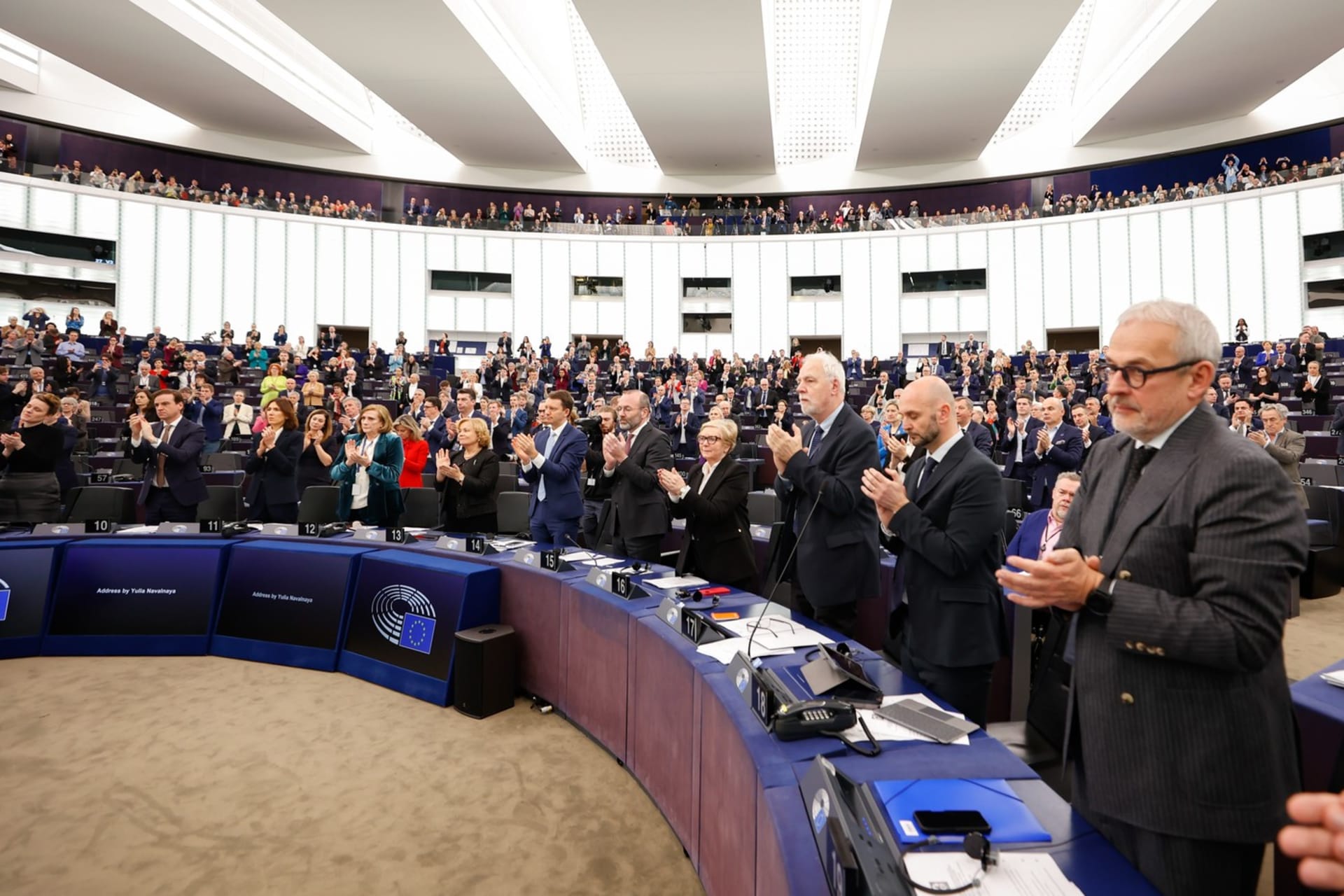Poslanci Evropského parlamentu tleskají projevu Julije Navalné