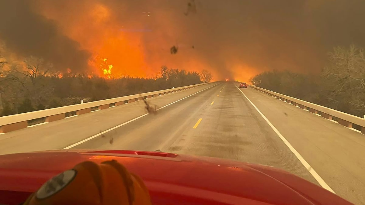 V Texasu bojují hasiči s rozsáhlými a ničivými požáry.