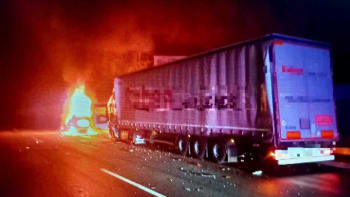 Čelní srážka kamionu s osobním vozem na D10. Auto zachvátily plameny, jeho řidič nepřežil