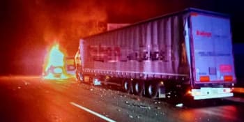 Při požáru po havárii na D10 zemřel řidič auta. Provoz stál přes sedm hodin