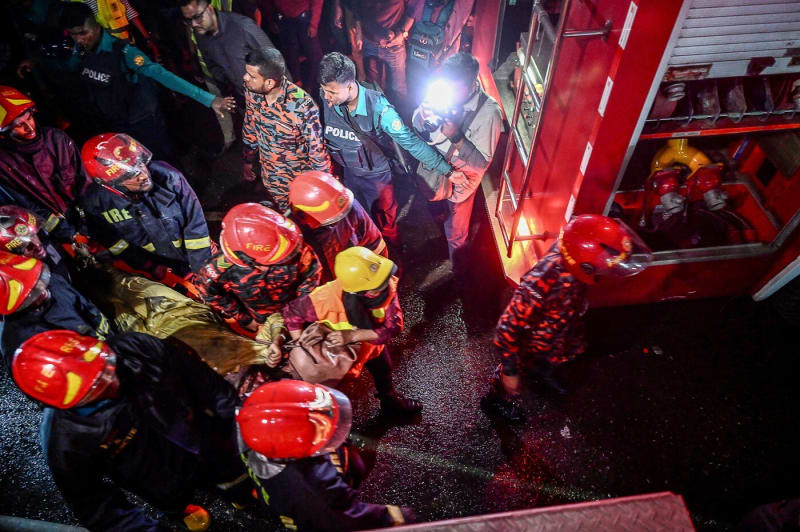 Nejméně 43 obětí má požár v Dháce, hořet začalo v restauraci v prvním patře.
