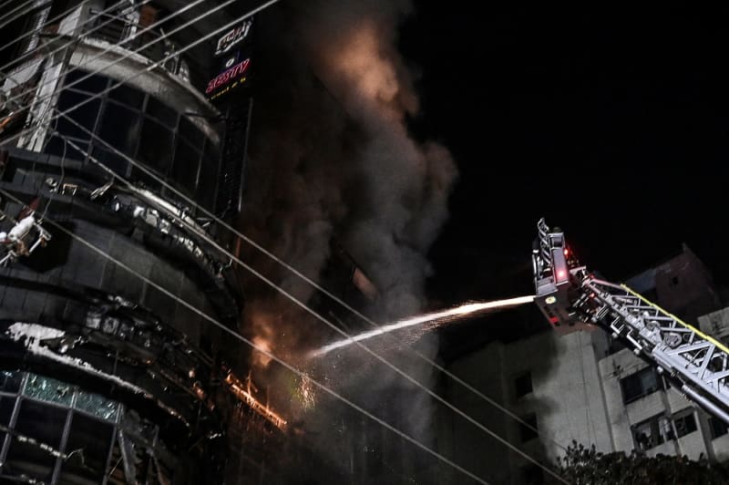 Nejméně 43 obětí má požár v Dháce, hořet začalo v restauraci v prvním patře