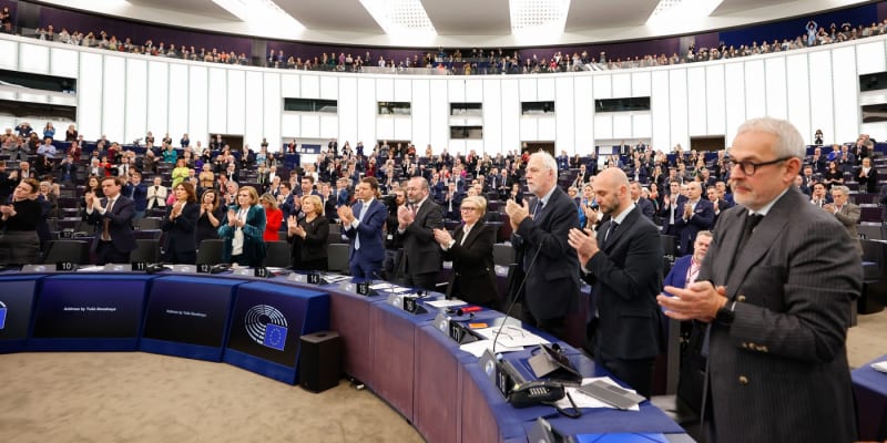 Poslanci Evropského parlamentu tleskají projevu Julije Navalné