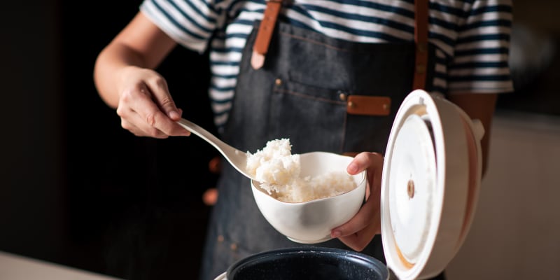 Je nutné promývat rýži, aby tolik nelepila?