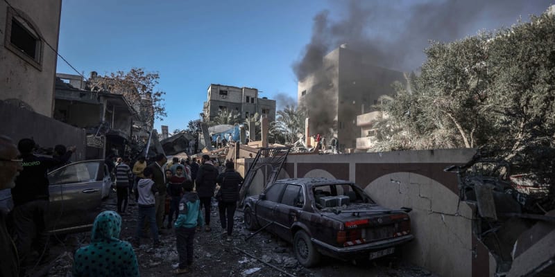Zdemolované budovy ve městě Deir al-Balah v Pásmu Gazy
