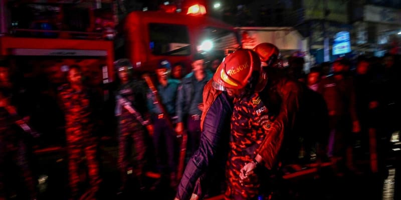 Nejméně 43 obětí má požár v Dháce, hořet začalo v restauraci v prvním patře.