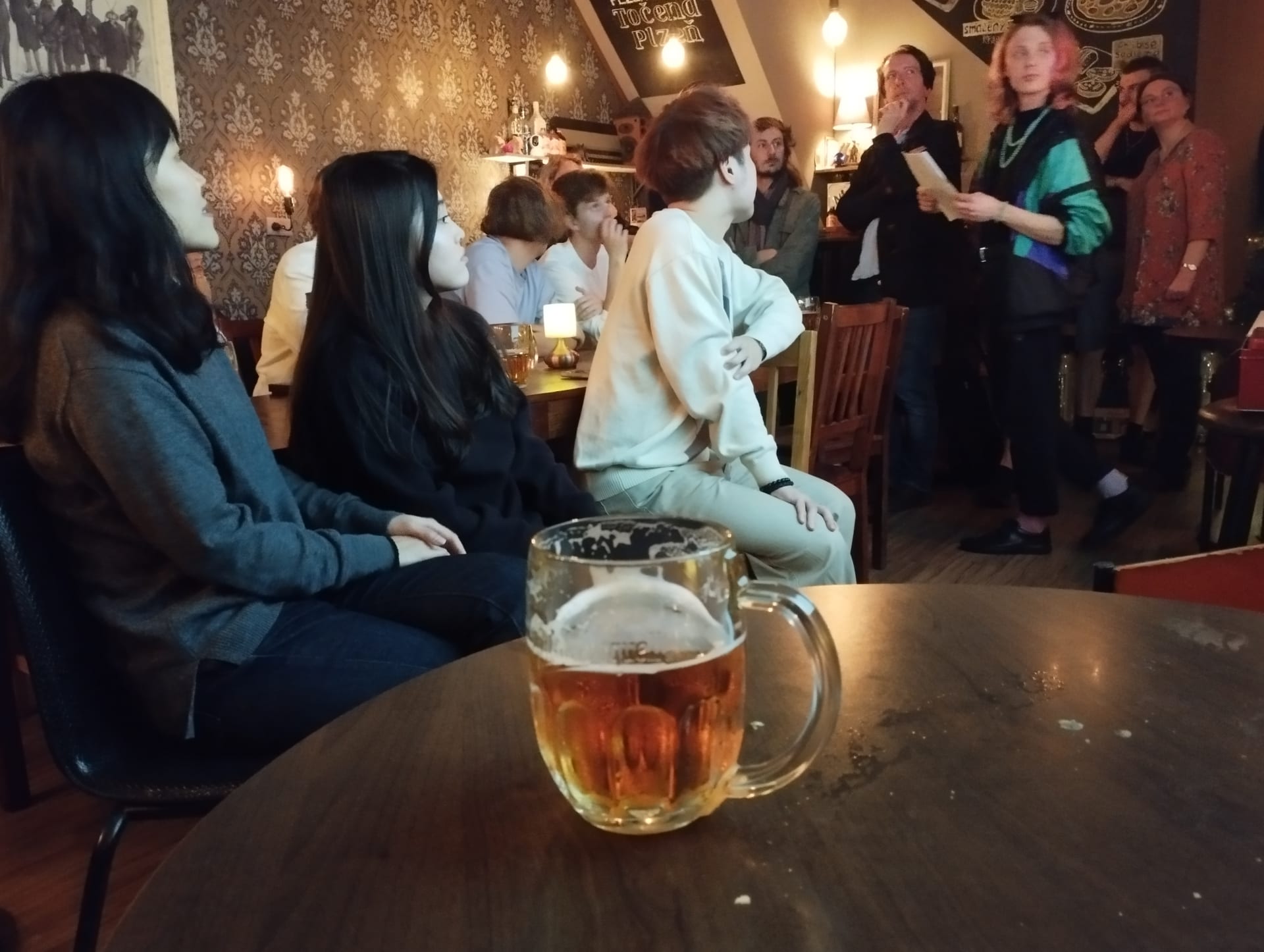 Jedinou českou hospodu na ostrově Tchaj-wan provozuje Karel Picha v hlavním městě Tchaj-pej. Pivnice Divadlo nabízí guláš i svíčkovou. V lokále se diskutuje o možné čínské invazi i pořádají literární čtení.