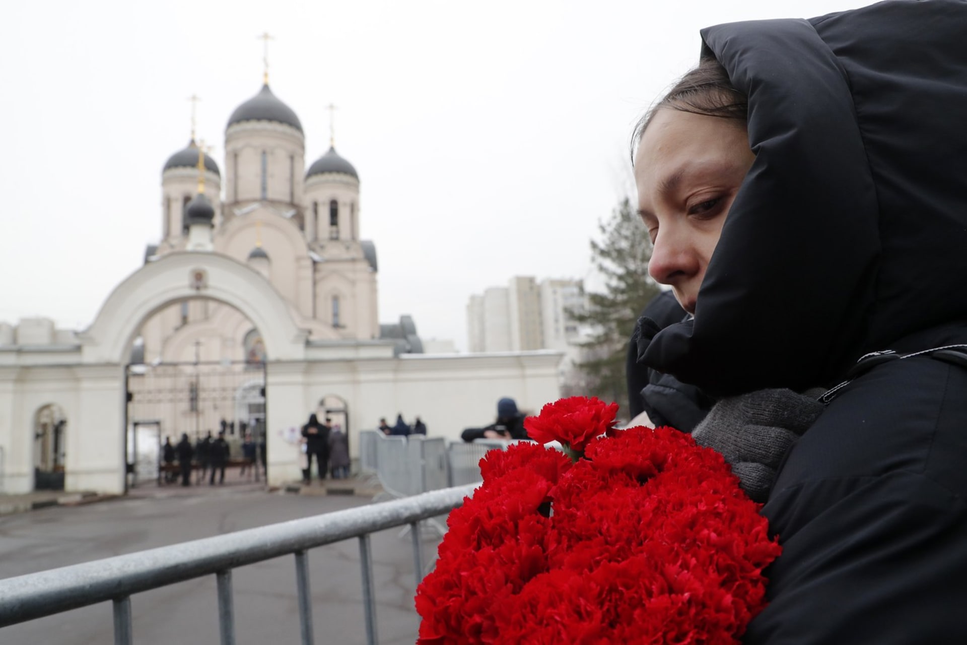 Lidé se shromažďují před před chrámem Ikony Matky Boží v Moskvě, kde proběhne poslední rozloučení s Alexejem Navalným (1. 3. 2024).